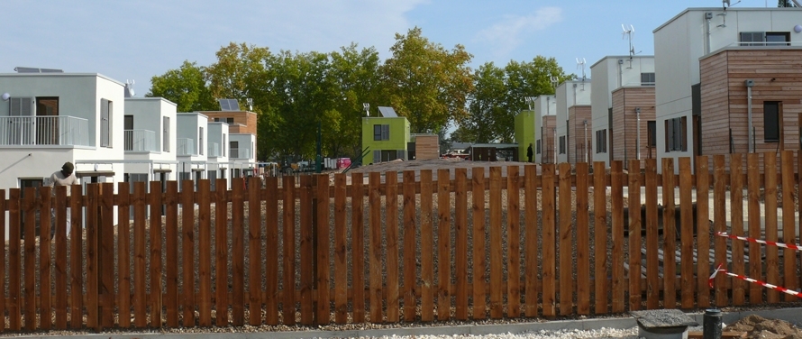 atelier-architecture-philippe-madec-16-maisons-locatives-_-qe-et-passif-_-quartier-des-merlattes-bourges-18-233.jpg