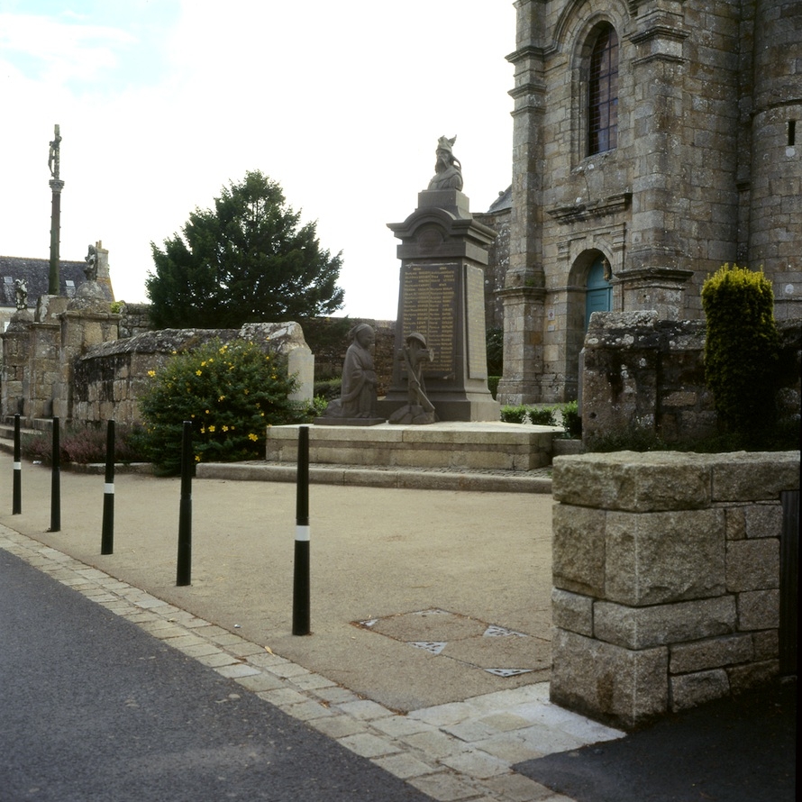 atelier-architecture-philippe-les-abords-de-leglise-et-de-lossuaire-plourin-les-morlaix-29-7.jpg