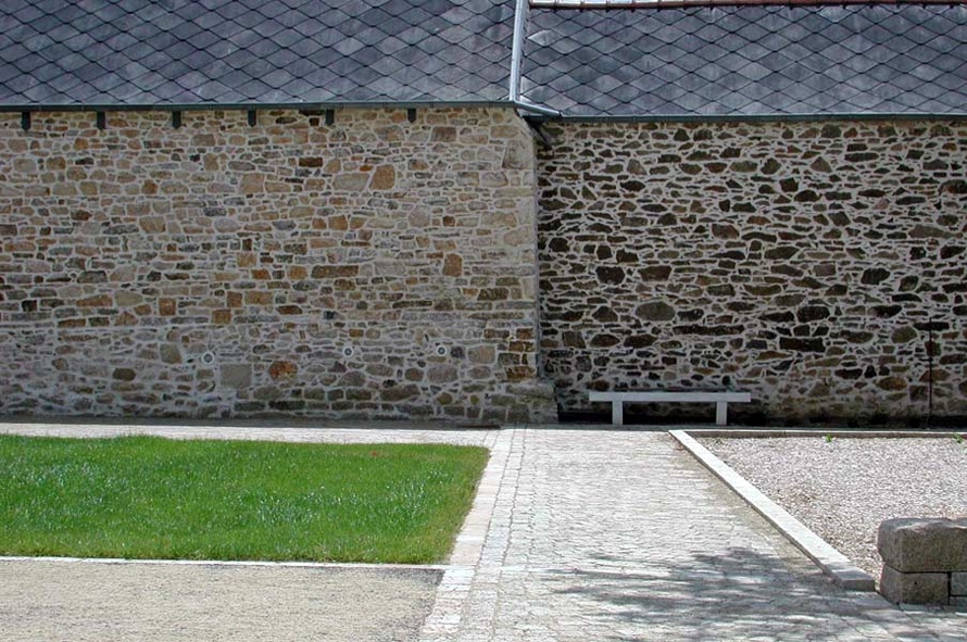 atelier-architecture-philippe-madec-les-abords-de-leglise-et-de-lossuaire-plourin-les-morlaix-29-1.jpg